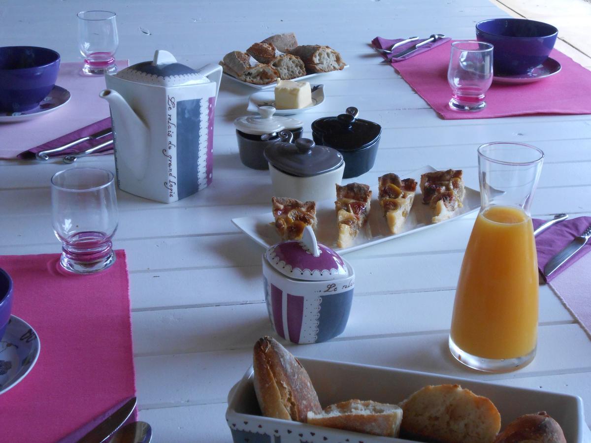 Le Relais Du Grand Logis Bed & Breakfast Civrieux Bagian luar foto